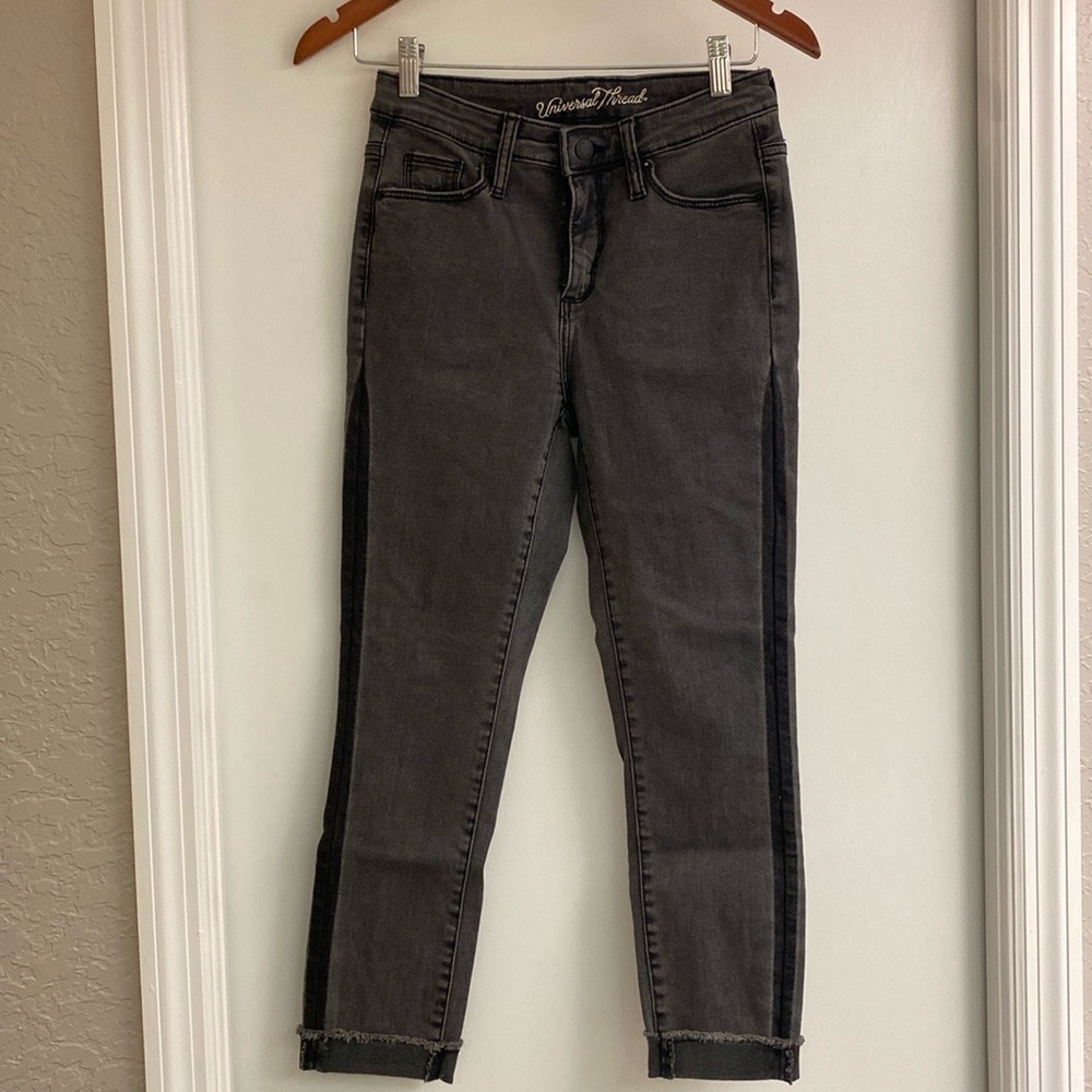 Women’s Universal Thread grey jeans. Size 0. High rise/ skinny crop.